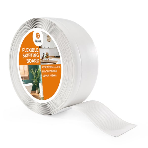 Eine Rolle Quest flexible Weichsockelleiste aus Kunststoff zum Kleben für Wandabschlüsse.