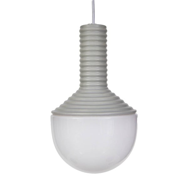 Moderne Pendelleuchte mit geripptem grauem Hals und weißem, kugelförmigem Glasschirm.