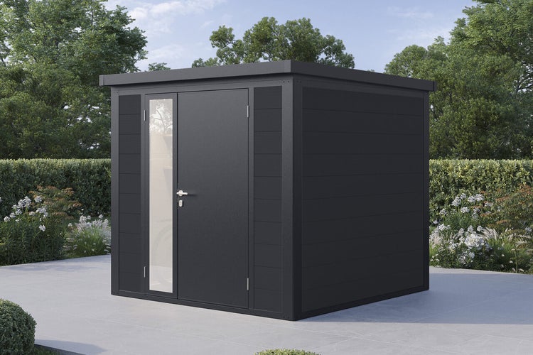 Modernes Gartenhaus mit Flachdach und Tür mit Glaseinsatz, aufgestellt auf einer Terrasse im Garten.