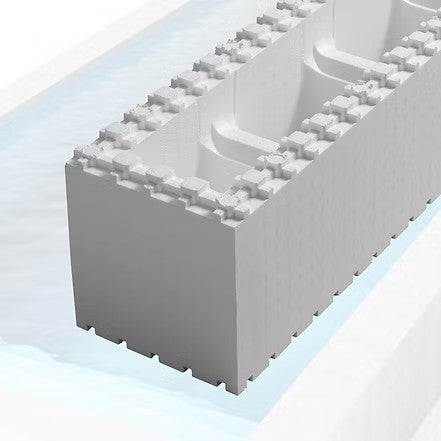 Polystyrol-Schalstein für den Poolbau mit Stecksystem, schwimmend auf Wasser zur Veranschaulichung der Materialeigenschaften.