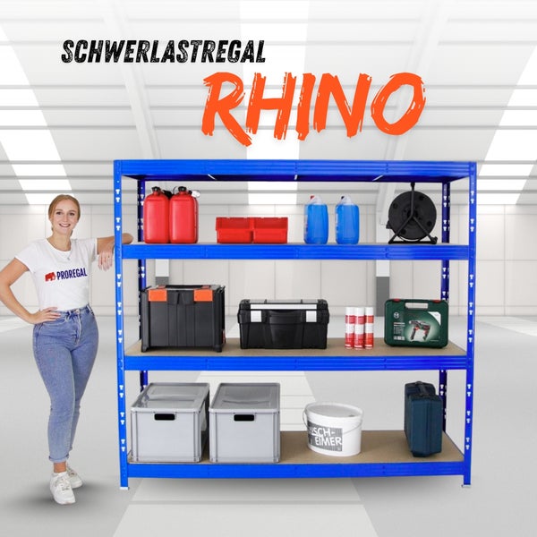 Blaues Rhino Schwerlastregal aus Metall mit vier Holzböden, bestückt mit Werkzeugkoffern und Kanistern, neben einer Frau in einem hellen Lagerraum.