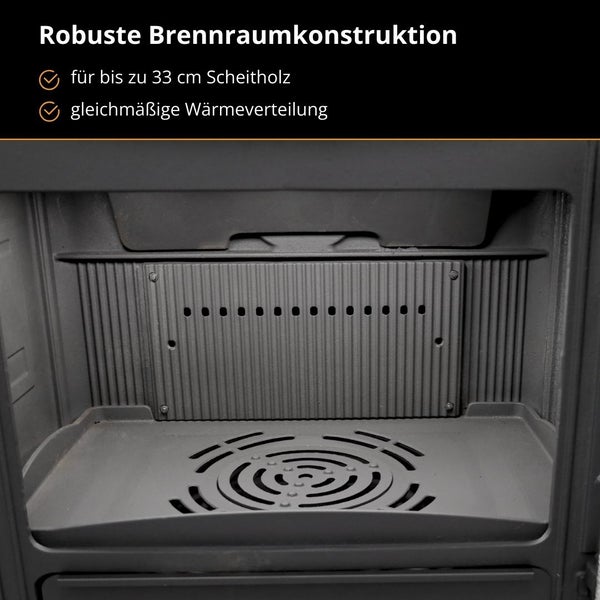 Innenansicht der robusten Brennkammer eines Kaminofens für Scheitholz bis 33 Zentimeter mit gleichmäßiger Wärmeverteilung.