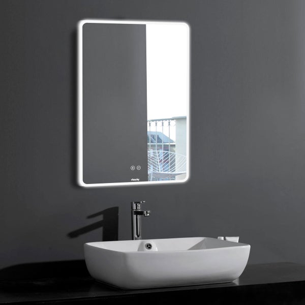 Rechteckiger Duschy Badezimmerspiegel mit LED Beleuchtung und Touch Funktion über einem Keramik Waschbecken mit Armatur.