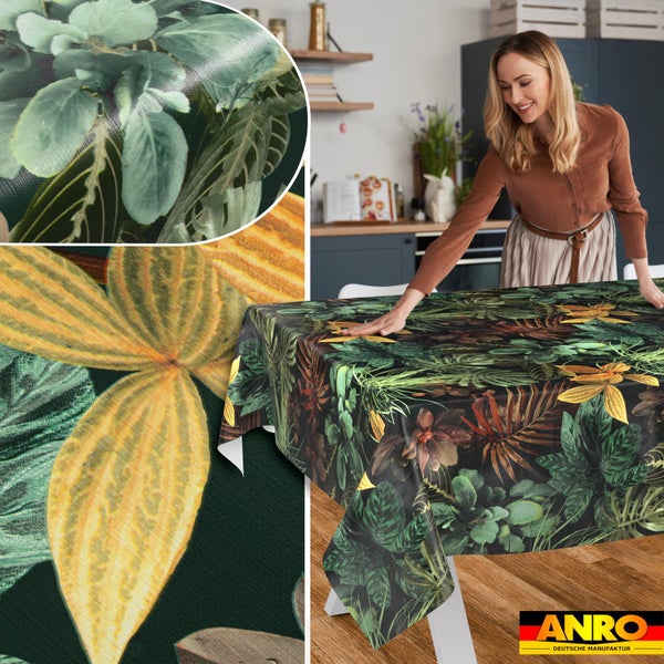 Eine Frau legt eine Tischdecke mit tropischem Blattmuster auf einen Küchentisch. Detailaufnahmen zeigen die Struktur und Anro Deutsche Manufaktur Logo.