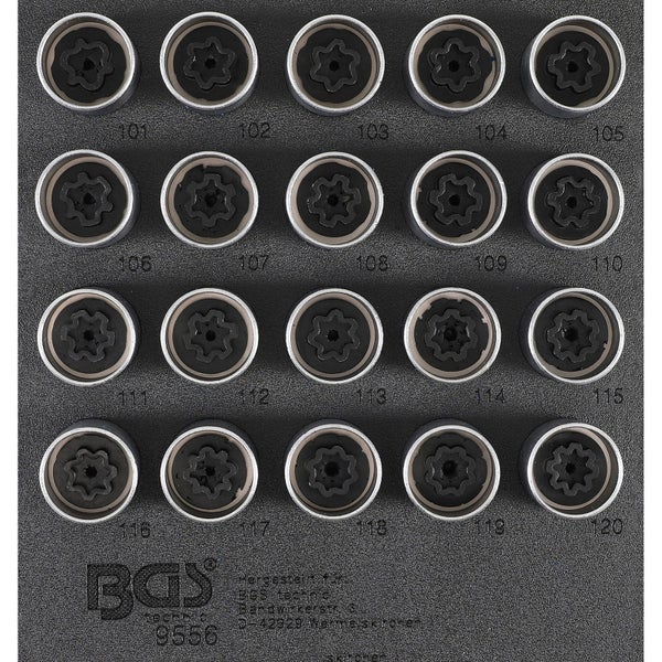 Moderner Flur mit schwarzem gewebtem Läufer mit Fransen auf hellem Holzboden, Konsolentisch, großer Vase mit Trockengras und Anlehnspiegel.