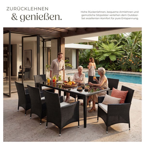 Gartenmöbel-Set aus Geflecht auf einer Terrasse am Pool, bestehend aus einem rechteckigen Glastisch und acht Stühlen mit Sitzkissen.