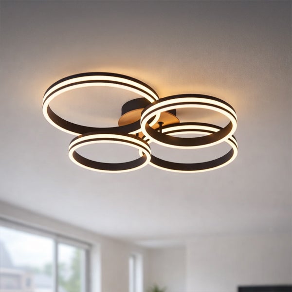 Moderne LED Deckenleuchte mit drei ineinander verschlungenen kreisförmigen Ringen für eine gleichmäßige Raumbeleuchtung.
