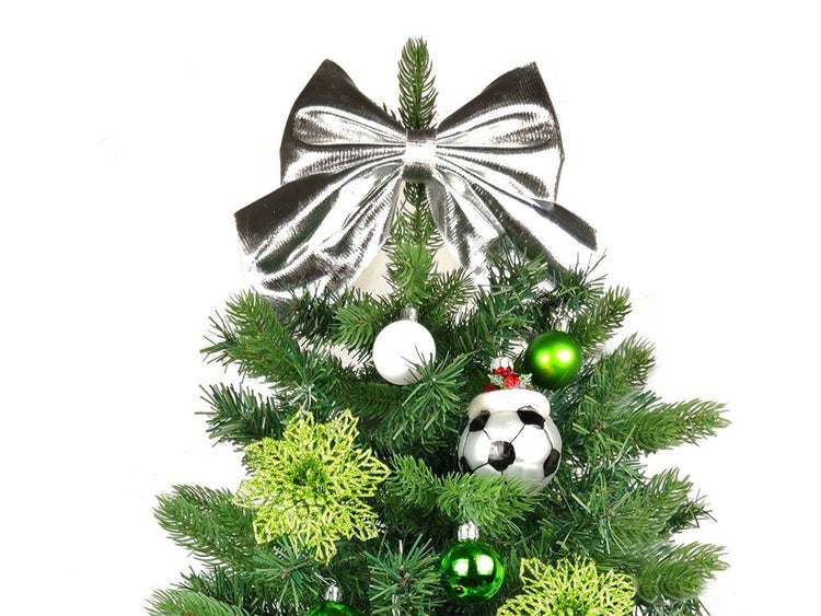 Weihnachtsbaumspitze in Form einer Schleife auf einer künstlichen Tanne mit Christbaumschmuck inklusive Fußballanhänger.