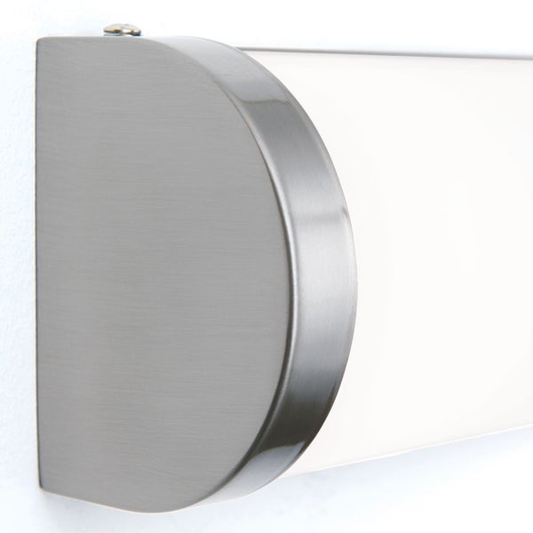 Wandleuchte mit halbrundem Metallgehäuse und milchigem Lichtdiffusor als Detailaufnahme
