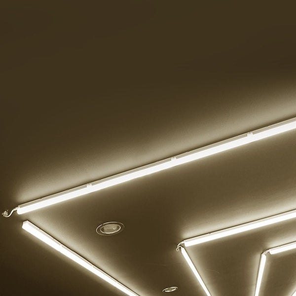 Decke mit installierter LED-Beleuchtung
