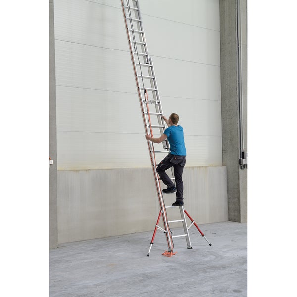 Mann benutzt eine Mehrzweckleiter in einem Lagerhaus für Bauarbeiten.