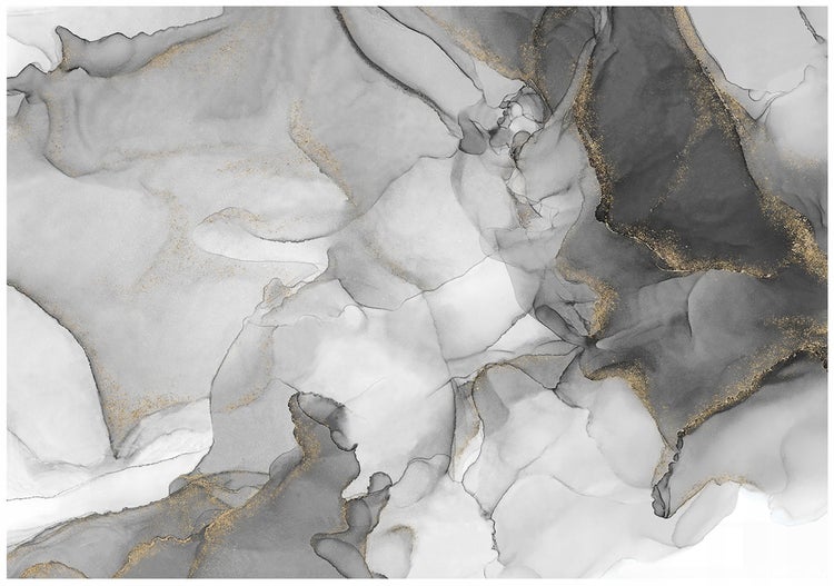 Abstrakte Kunstwand mit fließenden Grautönen und goldenen Akzenten
