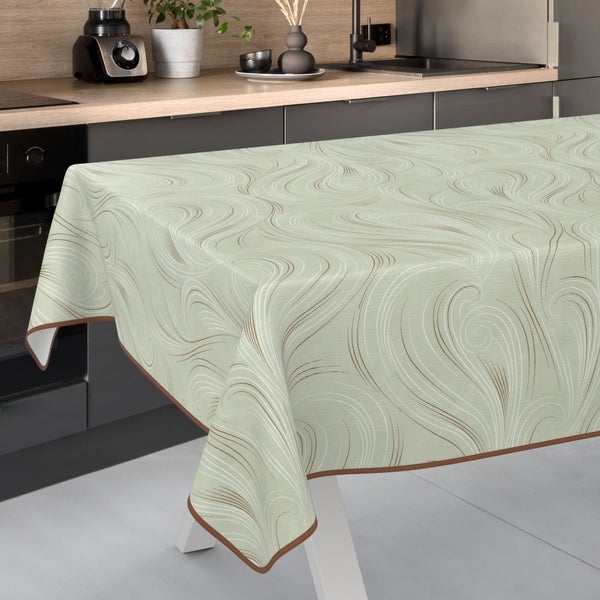 Tischdecke mit Muster auf einem Tisch in einer Küche