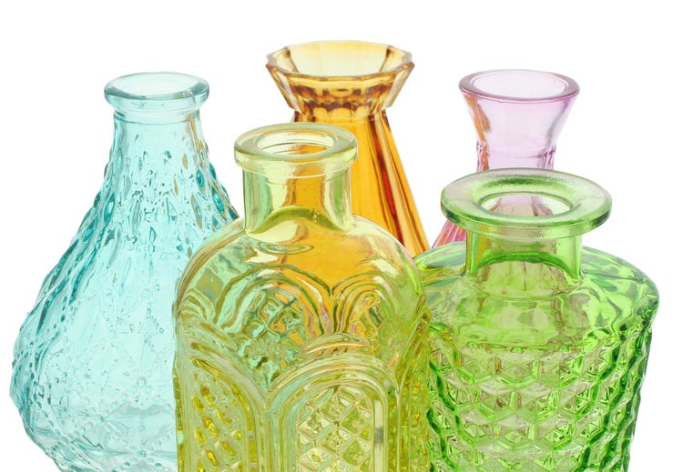 Set aus bunten Glasvasen in verschiedenen Formen und mit unterschiedlichen Oberflächenstrukturen.