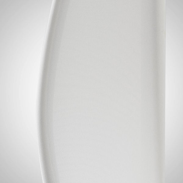 Moderne LED-Stehlampe in geschwungener Wellenform mit rundem Standfuß und warmweißem Licht.