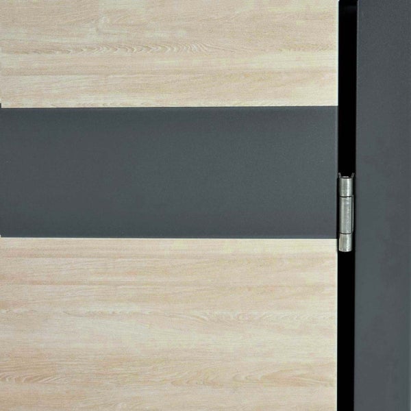 Innentür mit Holzstruktur und Metallelement