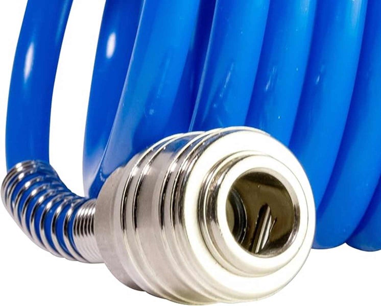 Blauer Brauseschlauch mit verchromtem Metallanschluss und weißer Dichtung.