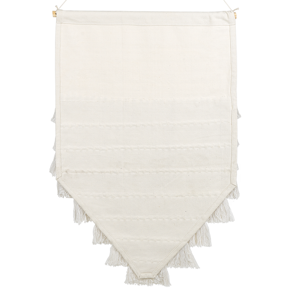 Wandbehang aus naturfarbenem Textil in Wimpelform mit Fransen an einer Holzstange.