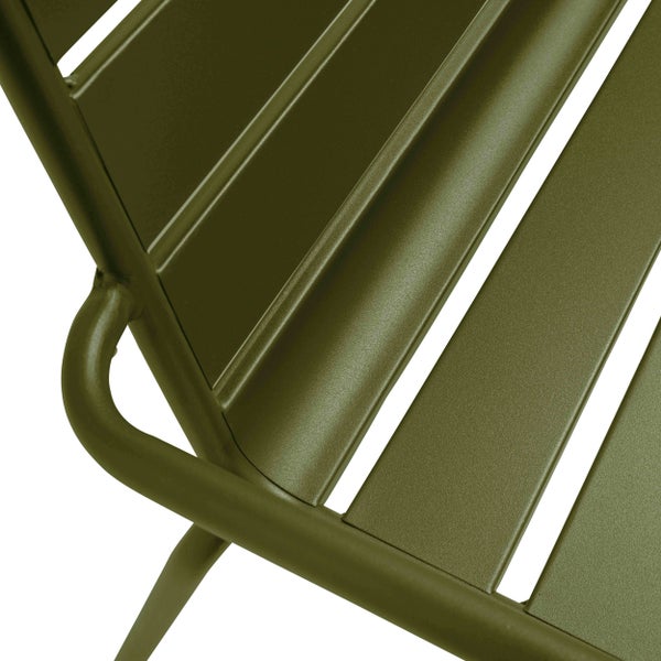 Detailaufnahme eines grünen Gartenstuhls aus Metall mit Latten und Rohrgestell.