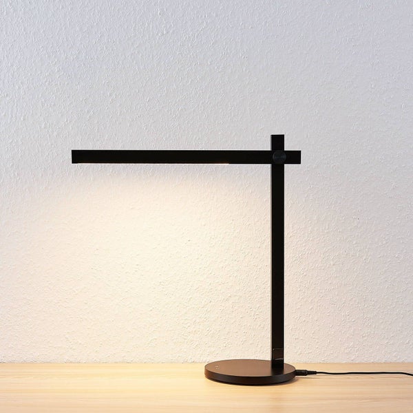 Schwarze LED-Schreibtischlampe in minimalistischem Design mit verstellbarem Arm und rundem Standfuß.