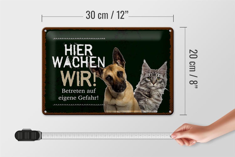 Blechschild Spruch 30x20cm Hund Katze hier wachen wir schwarzes Schild
