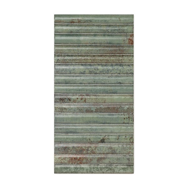 Wandfliese mit gewellter Oberflächenstruktur und rustikaler Metalloptik in rechteckigem Format.