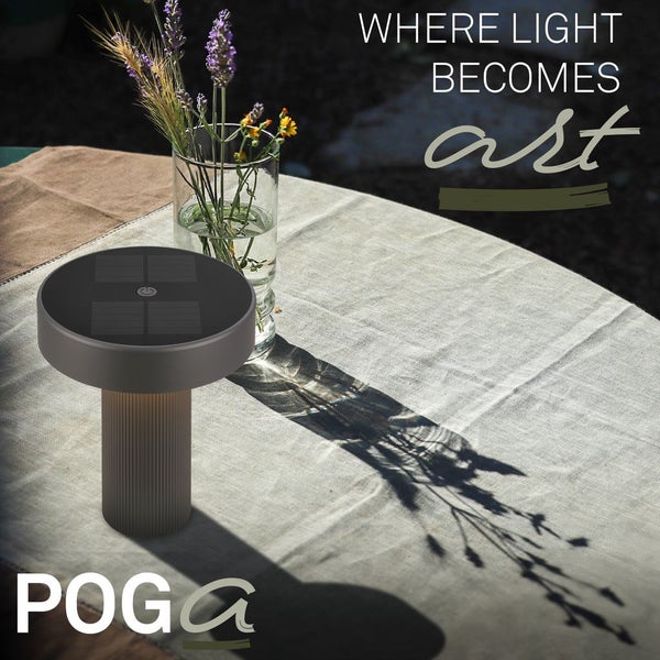 Moderne runde Solar-Tischleuchte mit geriffeltem Sockel auf einem Gartentisch mit Tischtuch und Blumenvase. POGA Logo.