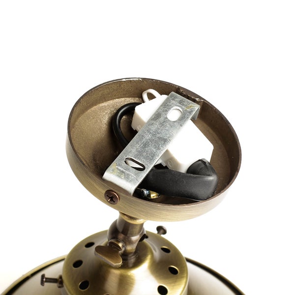 Deckenleuchte mit offenem Gehäuse zur Verkabelung