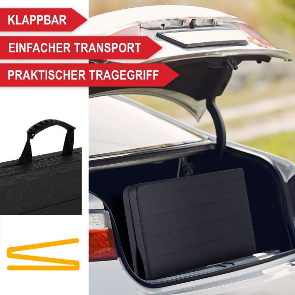 Klappbarer Tisch mit praktischem Tragegriff im Kofferraum eines Autos verstaut, kompakter Transport möglich.
