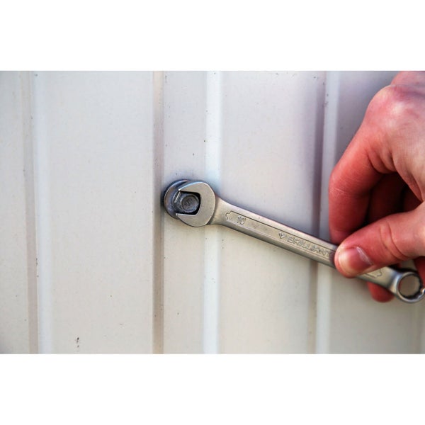 Ein Maulschlüssel der Größe 10 wird verwendet, um eine Schraube festzuziehen.