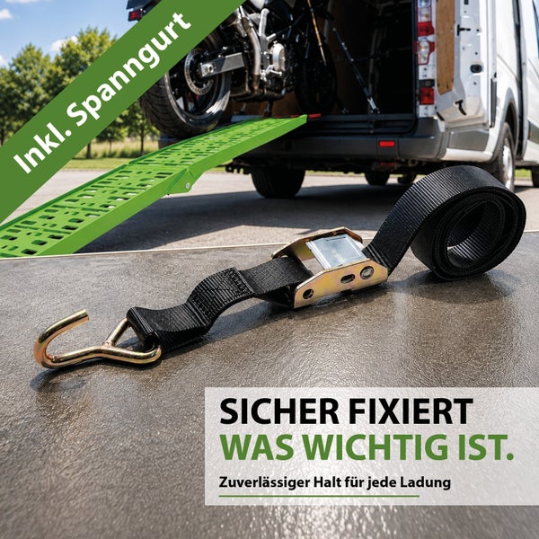 Ein schwarzer Zurrgurt mit Metallratsche und Haken liegt auf dem Boden vor einer Auffahrrampe an einem Lieferwagen.