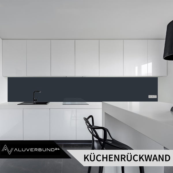 Moderne Küche mit grauer Küchenrückwand