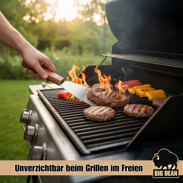 Grill mit Steaks, Burgern und Paprika auf dem Rost, Spatel in der Hand