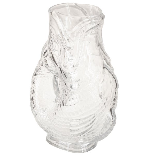 Vase aus klarem Glas in Form eines Fisches mit Schuppenstruktur.