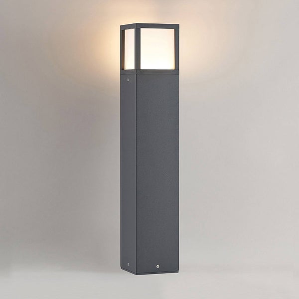 Moderne rechteckige Außenstandleuchte in Anthrazit mit warmweißem Licht im oberen Bereich.