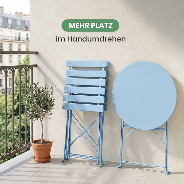 Beigefarbener Ampelschirm mit LED-Beleuchtung über einer blauen Metall-Sitzgruppe auf einer Holzterrasse im Garten.