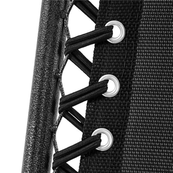 Detail der Gartenstuhl-Aufhängung mit elastischen Schnüren, Metallösen und Metallrahmen in Hammerschlag-Optik.