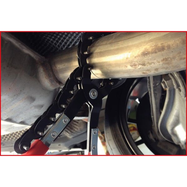 Abbildung einer Auspuffrohrzange beim Gebrauch an einem Auspuffrohr.