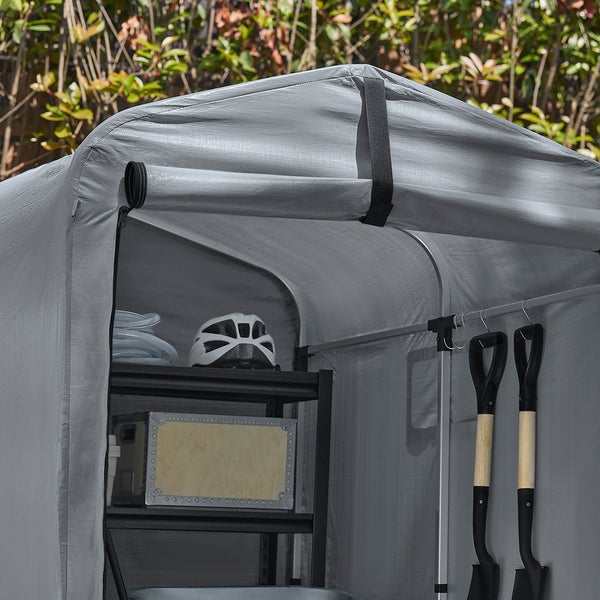 Grauer Geräteschuppen mit Regal, Spaten und Helm zur Gartenaufbewahrung