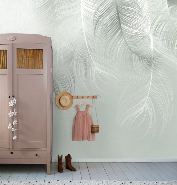 Dekoratives Zimmer mit Tapete im Federdesign, Kleiderschrank, Kleidung und Accessoires