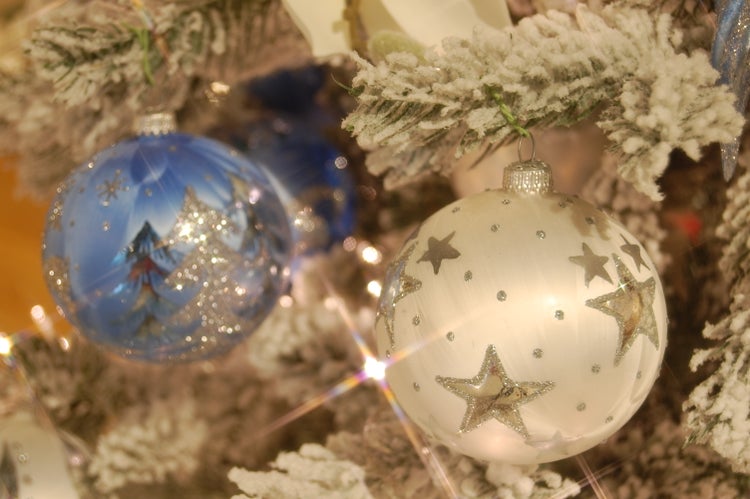 Weiß-Eislack 8cm Glaskugelsortiment 3 verschiedene Dekore, mundgeblasen, handdekoriert, 9 Stck., Weihnachtsbaumkugeln, Christbaumschmuck, Weihnachtsbaumanhänger