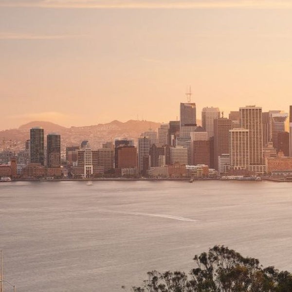 Skyline einer Stadt am Wasser