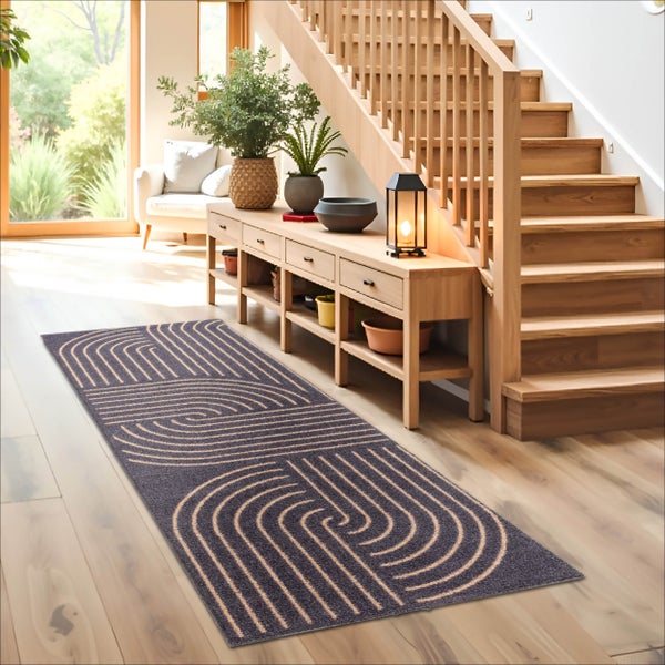 Moderner Läufer mit geometrischem Linienmuster in hellem Flur neben einer Holztreppe und einem Sideboard aus Holz.