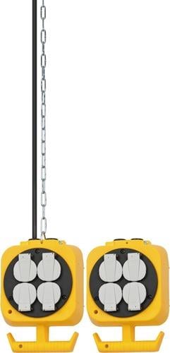 Zwei gelbe Hängeverteiler mit jeweils vier Steckdosen, befestigt an einer Kette.