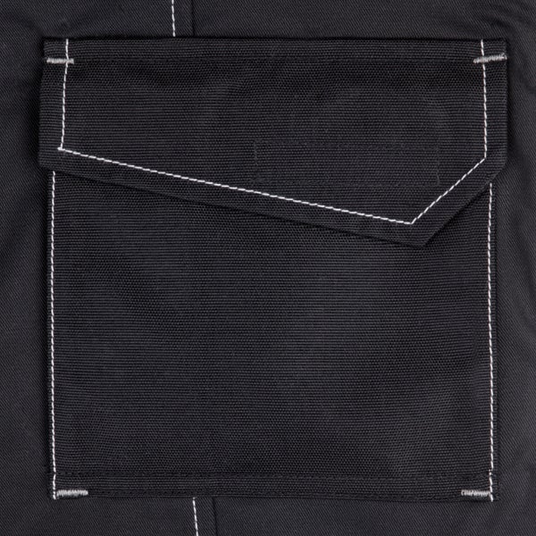 Detailansicht einer schwarzen Arbeitshosen-Tasche mit weißer Naht