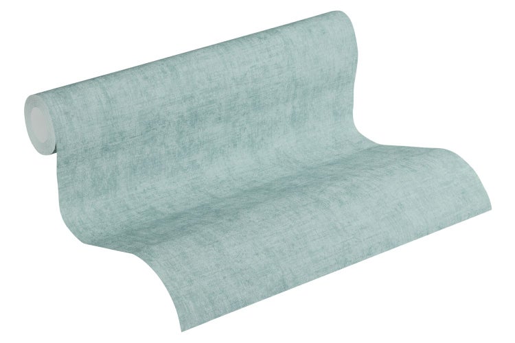 Esszimmer mit Holztisch, Stühlen und dekorativen Elementen im Ethno-Stil