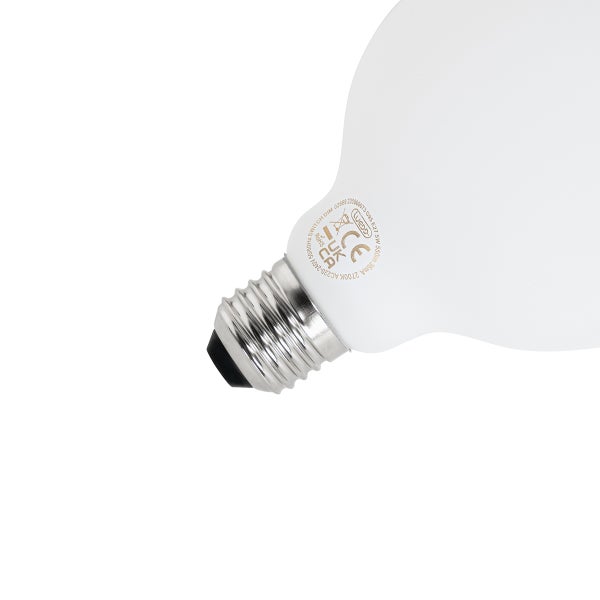 Mattierte LED-Globe G95 mit E27-Sockel, 2700 Kelvin, 550 Lumen, Lucci Logo sowie Kennzeichnungen für CE, UKCA und Entsorgung.