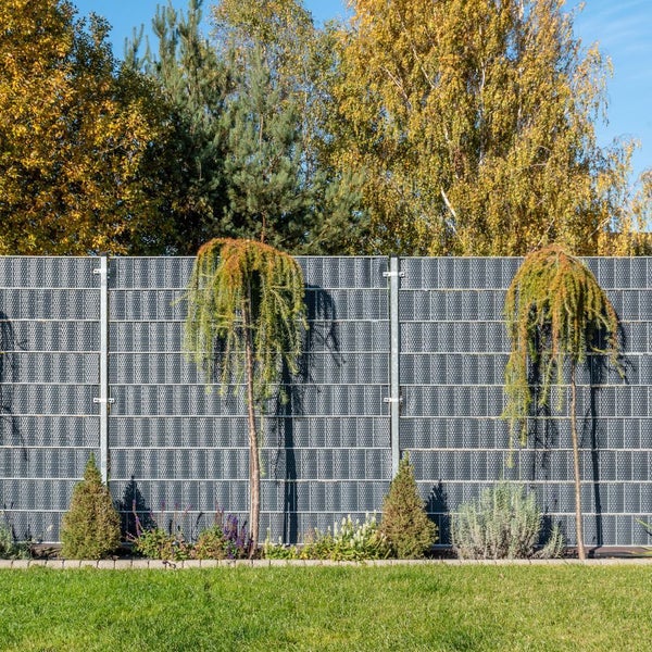 Gartenansicht mit Sichtschutzzaun und Bepflanzung