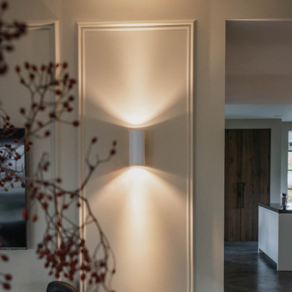 Weiße Wandleuchte in einem Innenraum