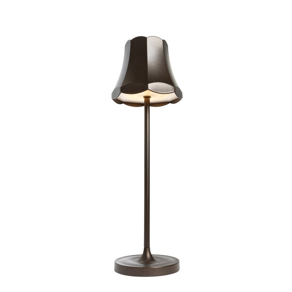 Schlanke Tischleuchte aus dunkelbraunem Metall mit geschwungenem Lampenschirm und rundem Sockel.